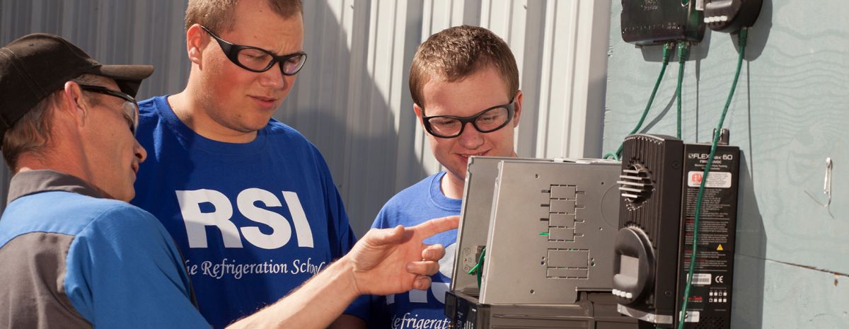 students learning hvac from teacher