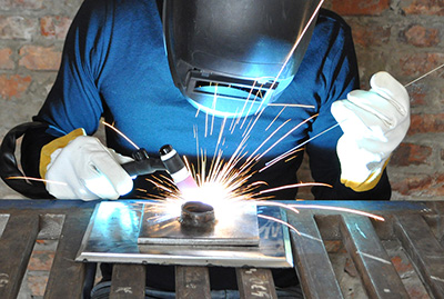 welder using tig