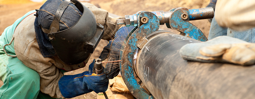 welding a pipeline